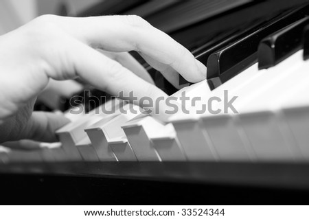 hands of a piano player