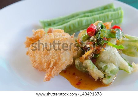 close up crispy shrimp and crispy vegetable served with chili sauce and fresh vegetable , spicy food