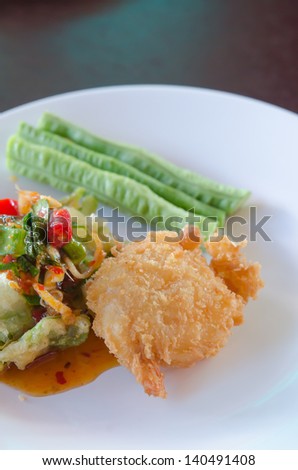 close up crispy shrimp and crispy vegetable served with chili sauce and fresh vegetable
