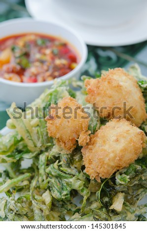 close up  crispy shrimp and crispy vegetable served with chili sauce