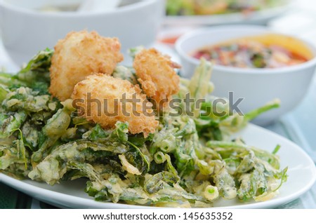 close up  crispy shrimp and crispy vegetable on white dish , served with red chili sauce