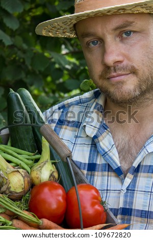 Gardener with vegetable basket/gardener/harvest
