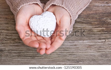 hand with white heart/heart/hand
