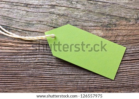 green label on wooden ground/green/label