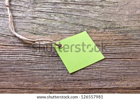 green label on wooden ground/green/label