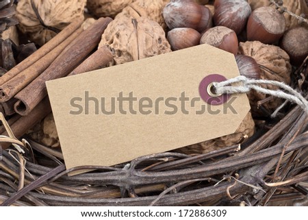 nuts, pine cones and label/christmas/nuts