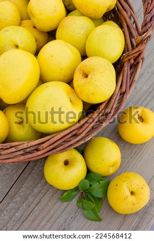 Basket with quince/quince/fruit