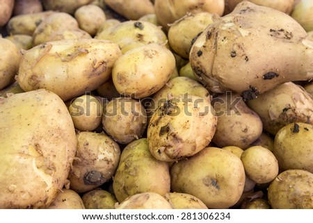 Display with fresh potatoes / fresh potatoes / Potatoes
