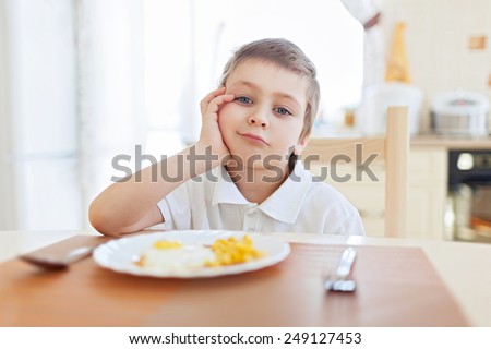 Boy don\'t want to eat his breakfast