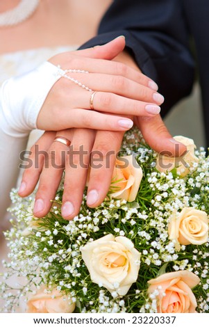 wedding rings on bride\'s and groom\'s fingers