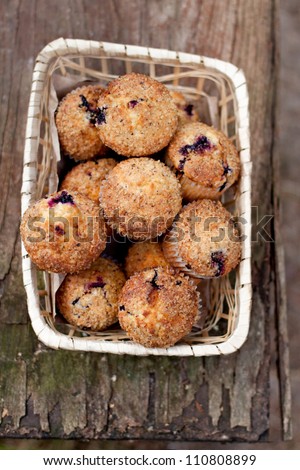 Muffins with black currants and nut topping