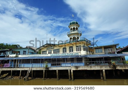 TRAT, THAILAND - JUN 8: Al Kubra Mosque on June 8, 2013 in Trat. Located community residents muslim of Ban Nam Chieow