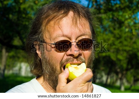 apple eating man