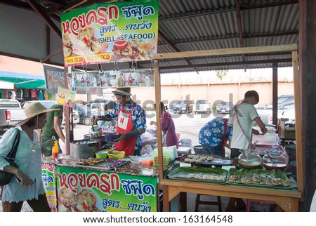 Ayutthaya, Thailand - Nov 2, 2013: The Ayothaya Floating Market. Has A Many Visitors, Both Thais And Foreign Visitors With Varieties Of Thai Clothes And Thai Food.