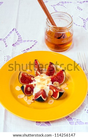 Dessert: figs with greek yogurt, honey and almond