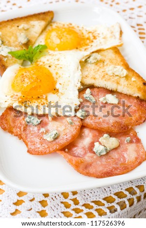 Breakfast: fried eggs, toast, ham and blue cheese