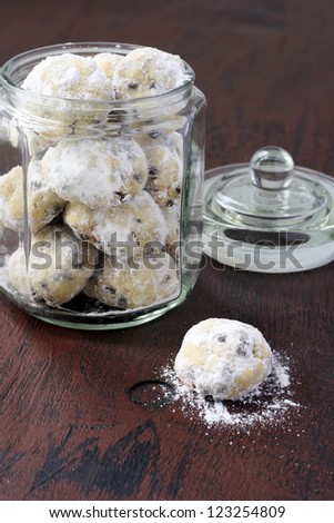 Chocolate snowballs: biscuits with chocolate chips coated with icing sugar