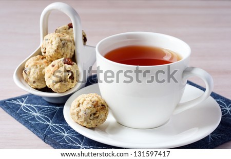 Breakfast oaties: oat balls with raisin and cup of tea