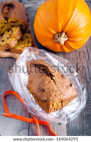 Packing up edible gift: pumpkin fruit bread