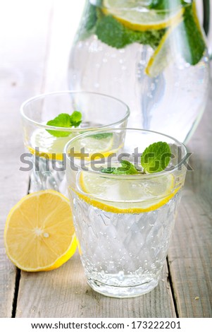 Lemon and mint fizz in jar and glasses