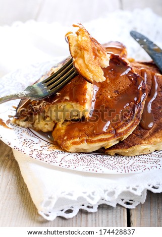 Apple pancakes with caramel sauce
