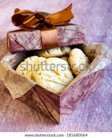 Almond cookies in a box