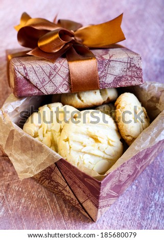 Almond cookies in a box