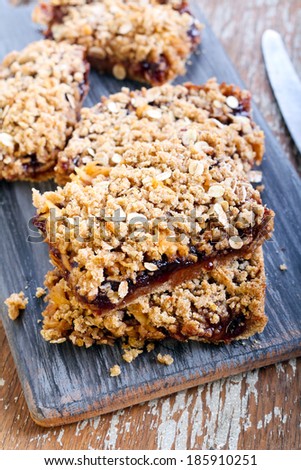 Wholewheat, oat bars with fruit filling