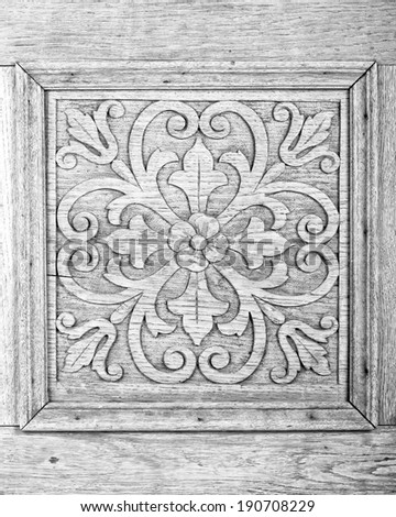 Flower pattern carved in wood