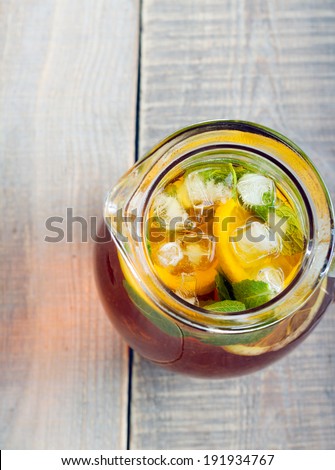 Ice tea with mint and lemon in a jar