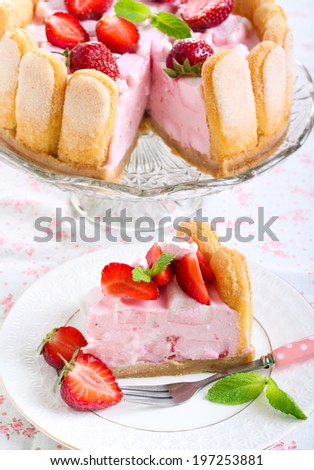 Strawberry and marshmallow yogurt cake