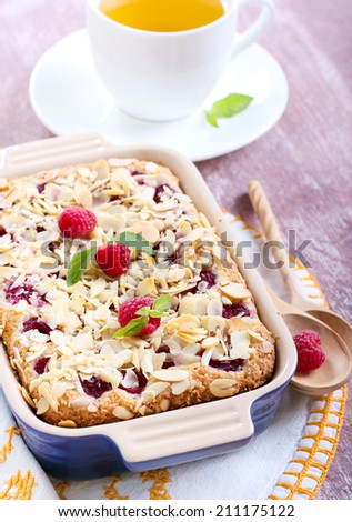 Berry pudding with almond topping
