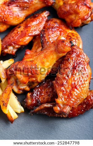 Sweet and sticky chicken wings with chips