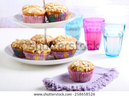 Low fat wholemeal muffins with berry and almond topping