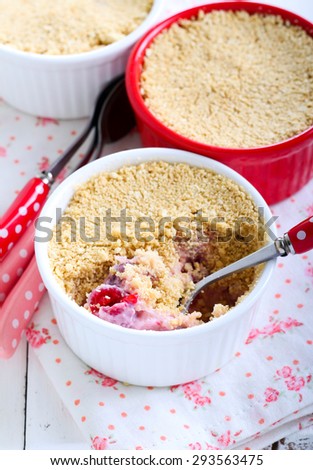 Biscuits crumble topping berry dessert in ramekins
