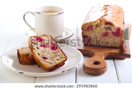 Banana and raspberry cake and cup of tea