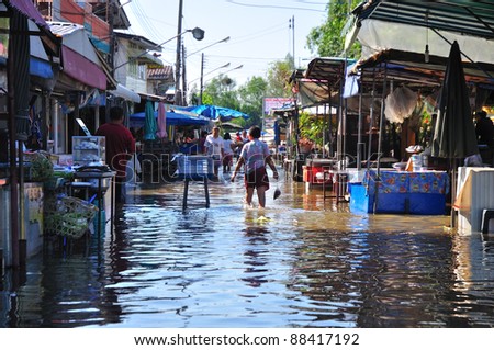 CHACHOENGSAO, THAILAND - OCTOBER 29:  Rising tide overflow into roads, market and houses on October 29, 2011 in Chachoengsao, Thailand.