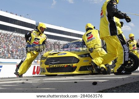 Dover, DE - May 31, 2015:  Greg Biffle (16) brings in his race car for service during the FedEx 400 benefiting Autism Speaks at Dover International Speedway in Dover, DE.