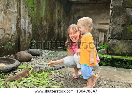 family feeding iguanas