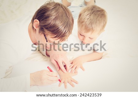 father outdrawing child hand, sweet memories