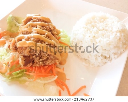 Fried chicken with rice and lemon sauce