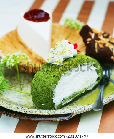 set of cake:brownie,green tea cake roll,cheese cake