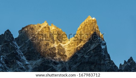 The first rays of the morning sun on the peaks to the West of the Renjo Pass (5360 m) - Nepal