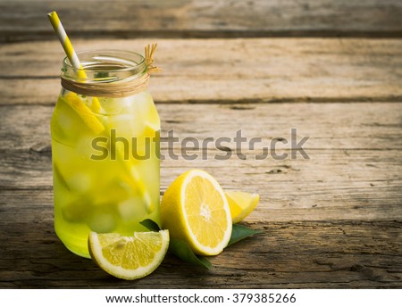 Cold lemonade with ice