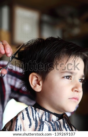 Male child at the barber shop to cut the hair