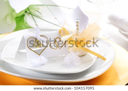 Wedding place setting in white nad golden tone