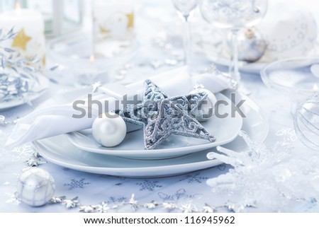 Place setting in white and silver for Christmas with star