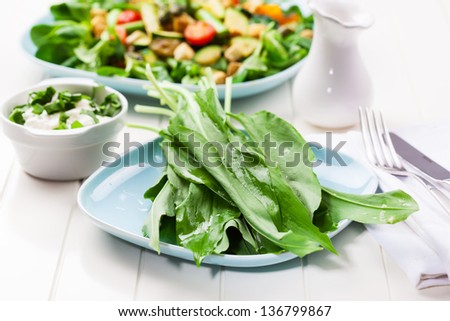 Salad with green asparagus and leaves of wild garlic