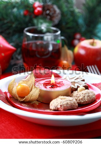 Christmas decoration with small gingerbread and hot drink