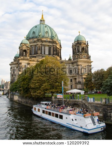 BERLIN, SEPT 22: Leisure cruise passing the Berlin Cathedral on the Spree river on Sept 22, 2012 in Berlin. The visitors can enjoy most of the city\'s highlights in a short river cruise.